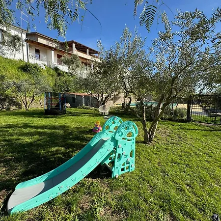 Domus La Roccia בית הארחה