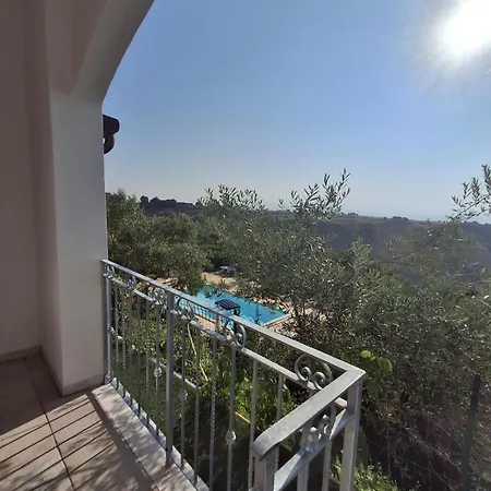 Domus La Roccia Pensión 4*