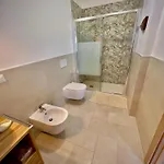 Domus La Roccia بيت ضيافة 4*